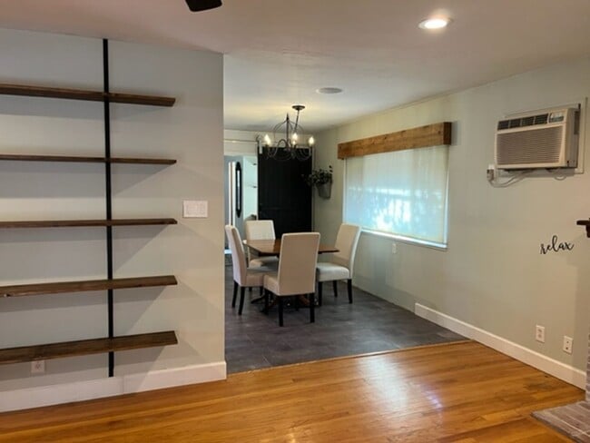 Building Photo - Storybook single family home in Tahoe Park...