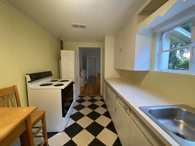 Building Photo - 58 Mershon St