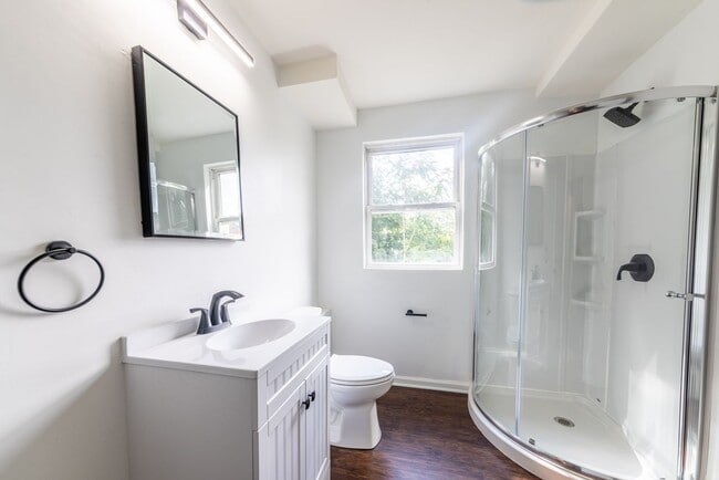 Building Photo - AVAILABLE AUGUST 2024 - Completely updated...