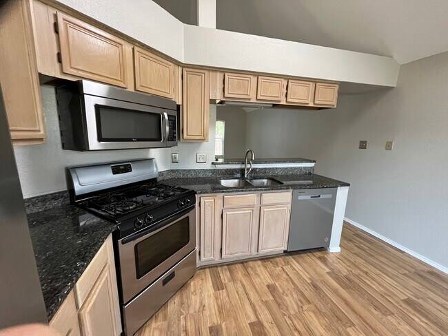 Building Photo - 913 Lake Bluff Dr