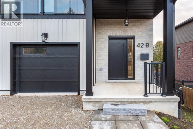 Building Photo - 42 Wellington St