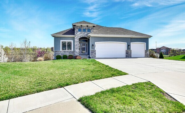 Building Photo - 4 BR/3BA | Newly Renovated Single Family Home | 3-Car Covered Parking | Back Deck