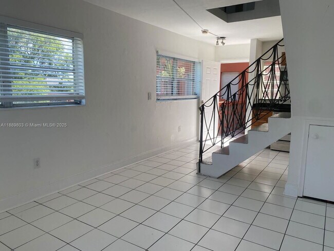 Foto del edificio - 421 NE 68th St