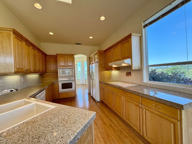 Foto del edificio - Custom Home With Gorgeous Views Available ...