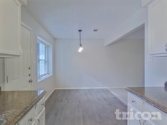 Building Photo - 537 Greenway Dr