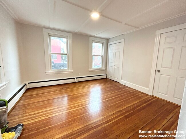 Building Photo - 11 Saratoga St