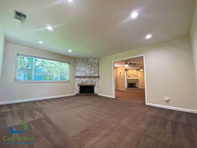 Foto del edificio - $4295 - Remodeled 3-Bedrooms, 2-Bath, Home...