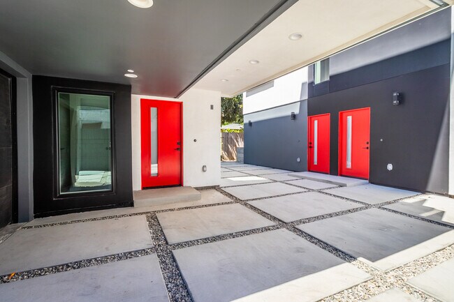 Foto del edificio - 5636 Woodman Ave