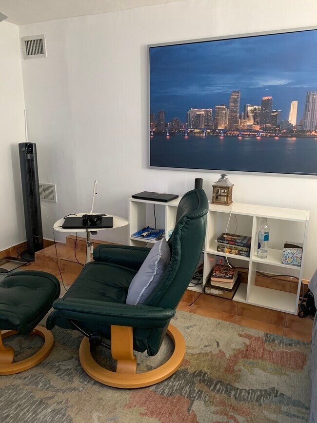 living area - 321 52nd SW Ave