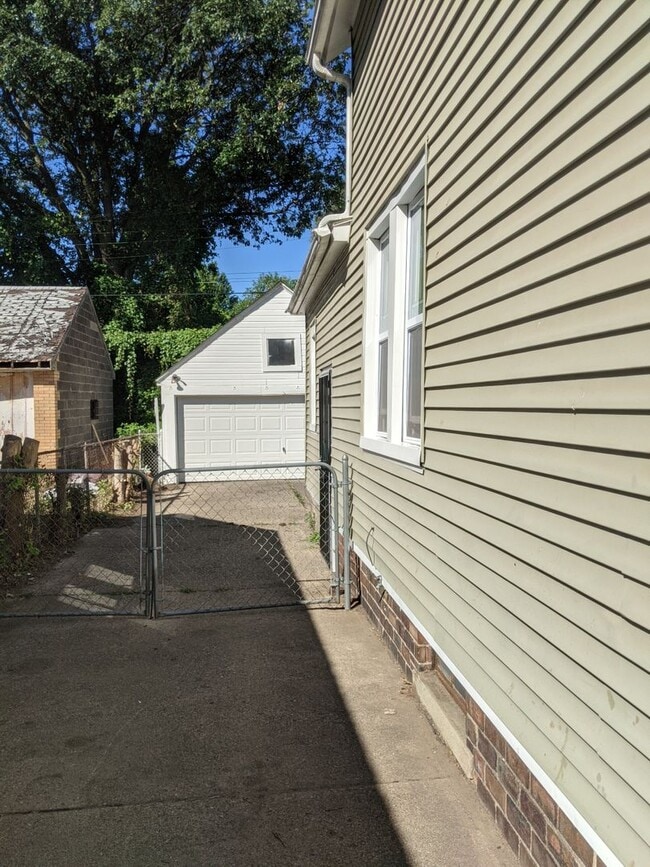 Building Photo - 4021 Neff Ave