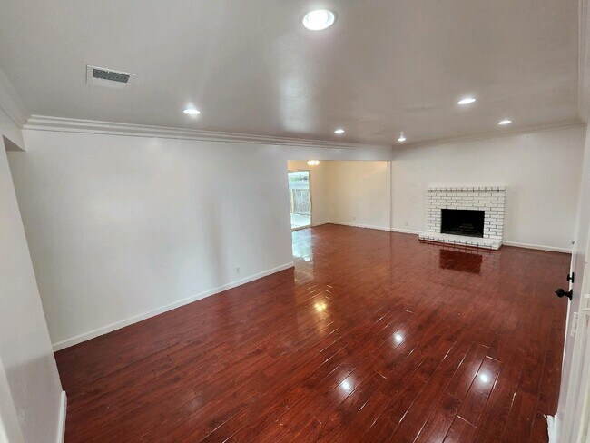 Building Photo - 2937 N Francisco Way