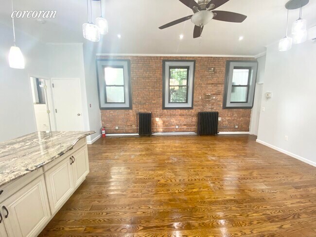 Building Photo - 134 Hoyt St