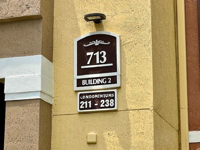 Foto del edificio - MOVE IN NOW!! 3RD FLOOR 1X1-SCREENED IN PO...