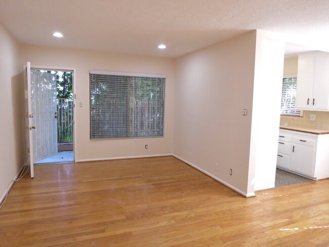 Building Photo - 506 N Flores St