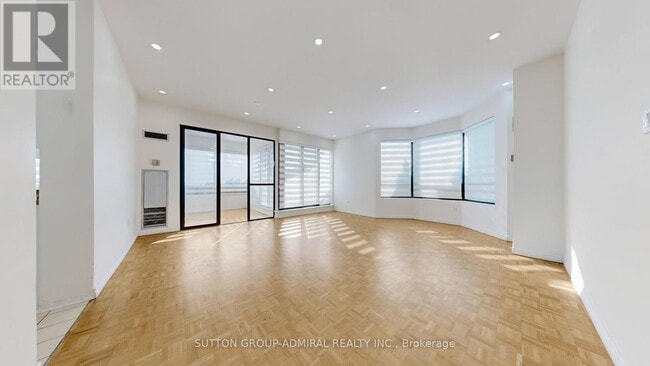 Photo du bâtiment - 7460 Bathurst St