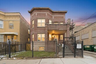 Building Photo - 4742 N Sawyer Ave