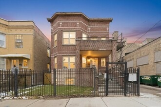 Building Photo - 4742 N Sawyer Ave