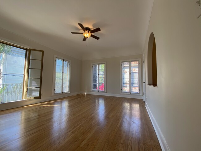 Foto del edificio - 1622 N Serrano Ave