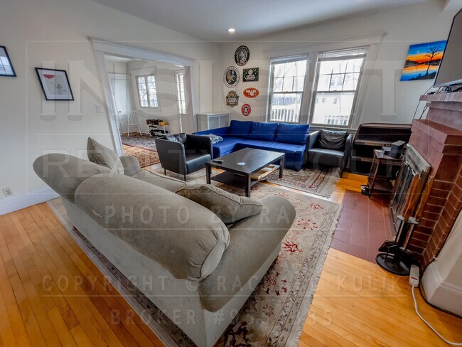 Building Photo - 79 Moraine St