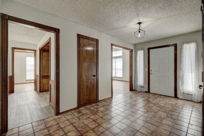 Building Photo - 4 bed, 2 bath home in Edmond