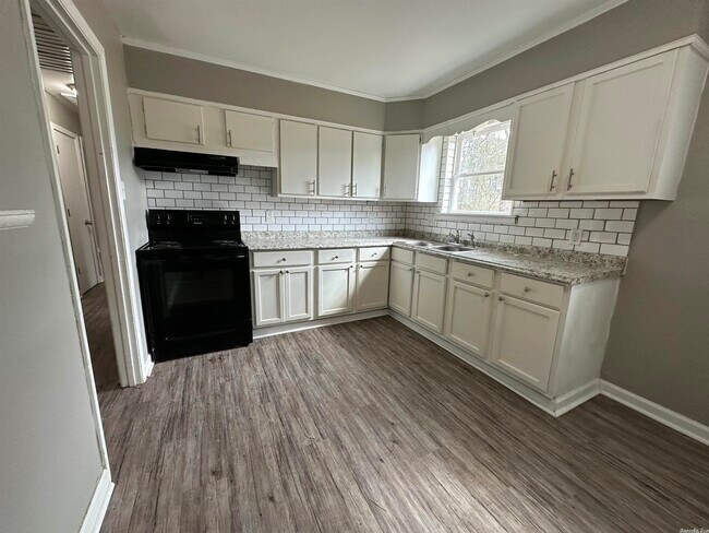 Building Photo - 6921 Redwood Dr