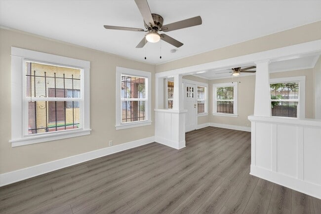Building Photo - 5008 1/2 South Wilton Place