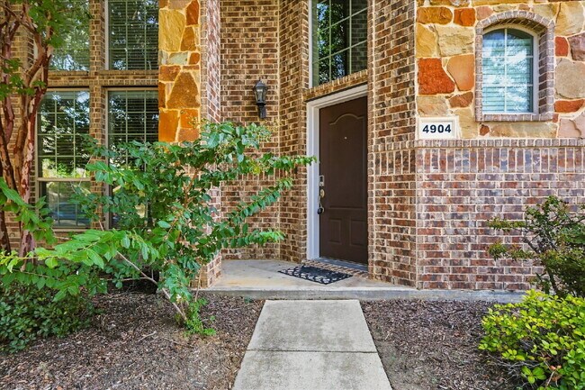 Foto del edificio - 2-story townhouse, featuring 3 beds, 2 full baths and 1 half bath.