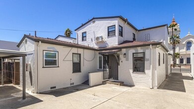 Building Photo - Unit 4