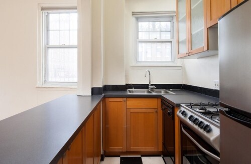 Foto del edificio - 319 W 12th St