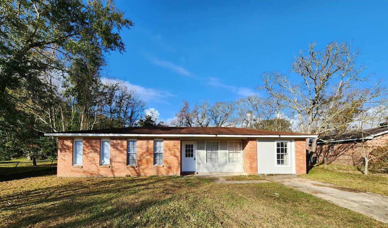 2201 Shadowwood Cir, Gautier, MS 39553 House Rental in Gautier, MS