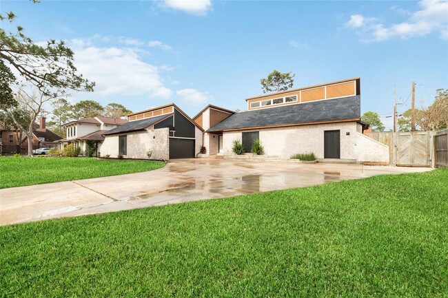 Building Photo - 700 Bayou Crest Cir