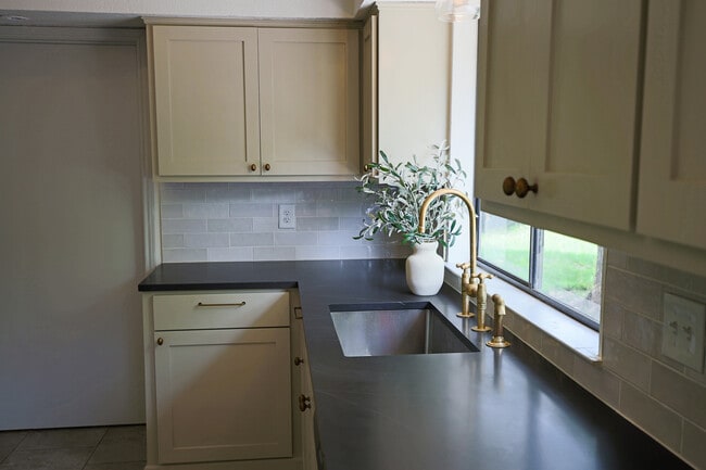 Building Photo - 708 Cowal Dr S