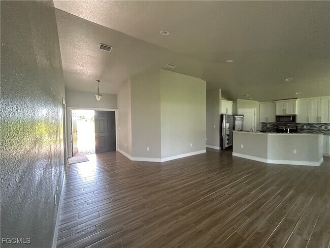 Foto del edificio - 2412 NW 8th Pl