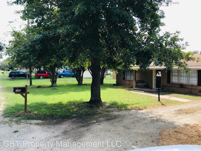 Building Photo - 2 br, 1 bath House - 104 S. Runnels Ave