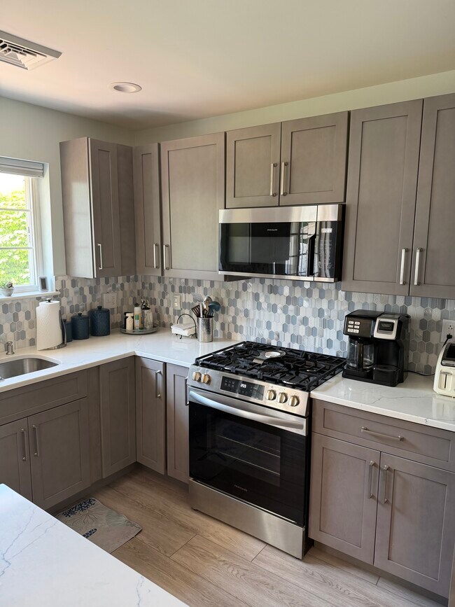Cocina recién reformada con electrodomésticos nuevos. - 560 Silver Sands Rd