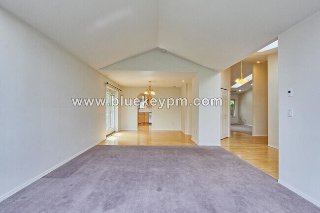 Foto del edificio - 4 Bed, 2 Bath Home on a Cul-de-sac in Lake...