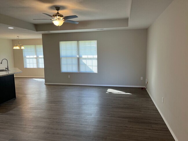 Building Photo - 4 bedroom, 2 bathroom, and a 3 car garage ...