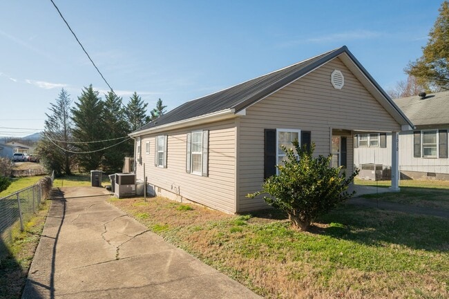 Building Photo - 2 bed/1 bath site built home