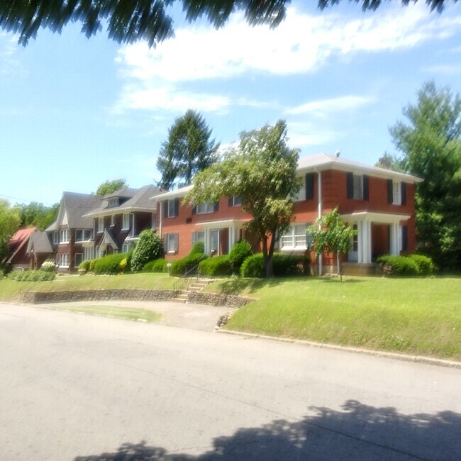 Foto del edificio - 2125 Village Dr