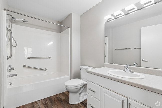 1BR, 1BA - 773SF - Bathroom - Chapel Valley