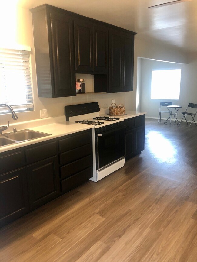 Foto del edificio - 2136 Crescent Ave