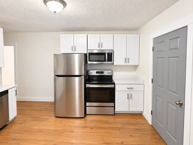 Building Photo - 458 E Lambourne Ave