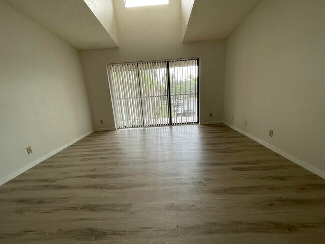 Building Photo - 207 Foxtail Dr