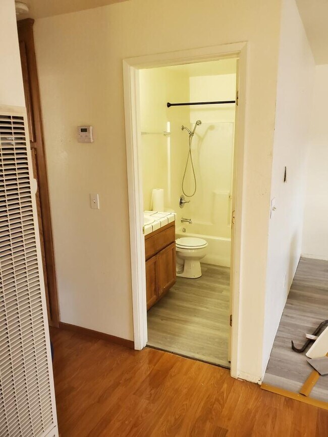 Baño - 7020 Eigleberry St