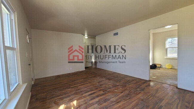 Building Photo - 3 Bedroom House | 1 Car Garage | Fenced Ba...
