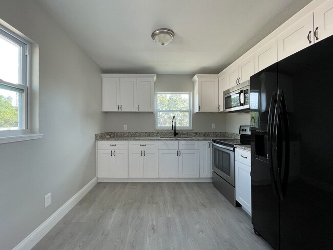 Building Photo - 2704 E Columbus Dr