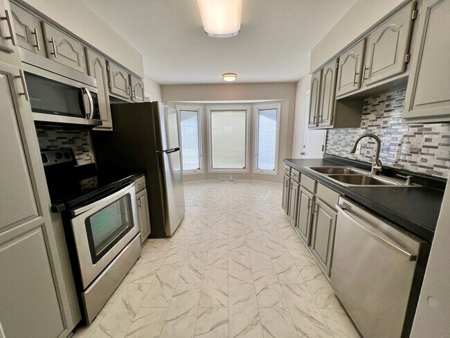 Building Photo - Amazing 3 Bedroom Home!