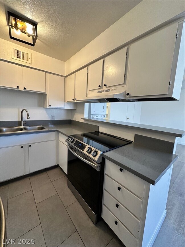 Foto del edificio - 4920 Stanley Ave