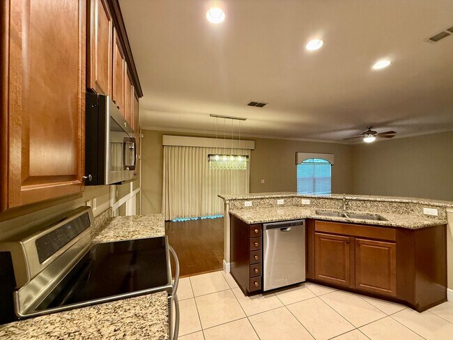 Foto del edificio - 4 Bedroom, 3.5 Bath Corner Unit Townhome i...