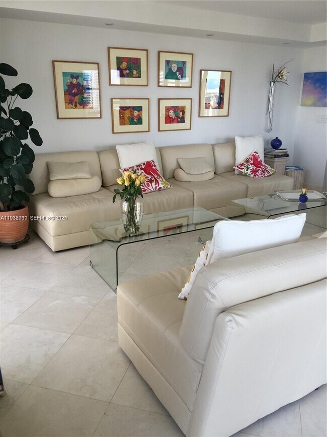 Foto del edificio - 1121 Crandon Blvd